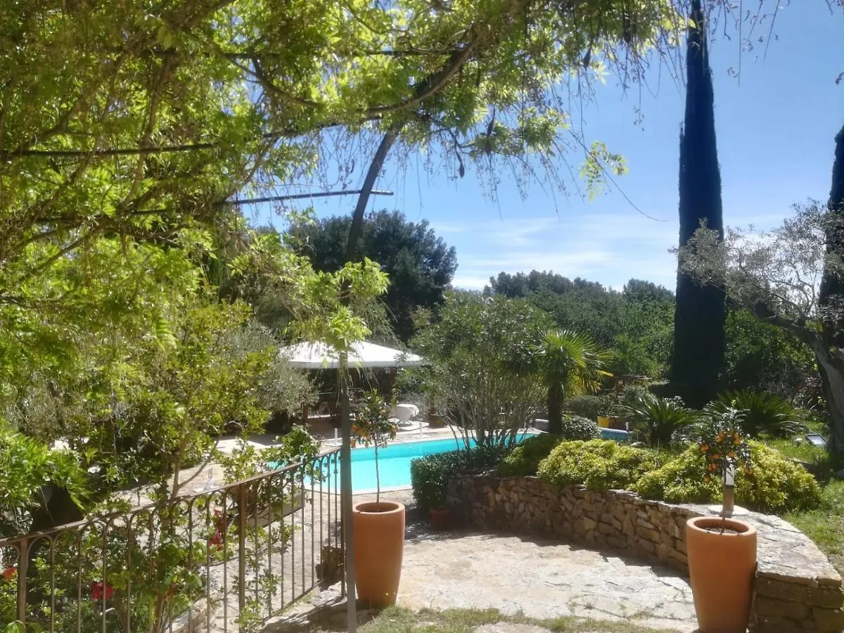 Bed and Breakfast Mas Lei Bancau Le Beausset Francja
